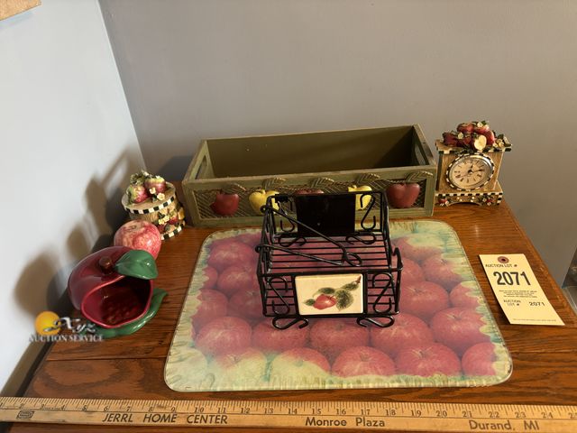 Lot 83-2071 - Lot of Apple Kitchen Decor