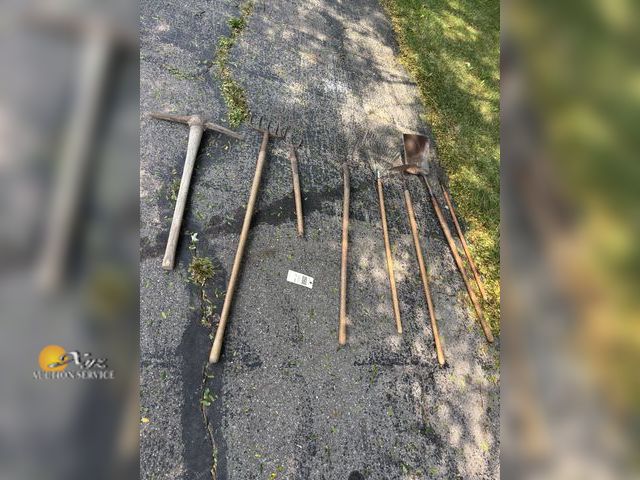 Lot 83-0568 - Lot of Lawn/Garden/Farm Tools