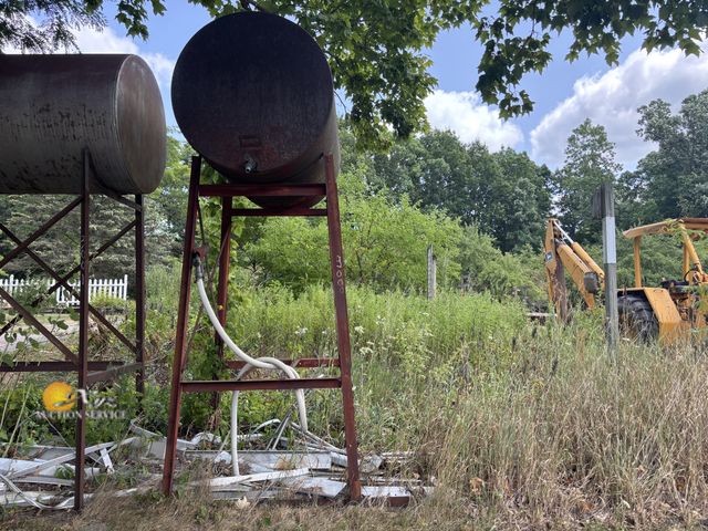 Lot 83-3000 - Fuel Tank on Stand