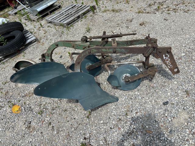 Lot 83-2005 - 2 Bottom Plow