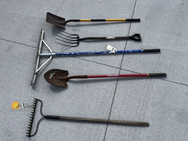 Lot 83-0504 - Lot of Garden/Yard Tools