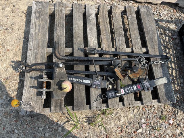 Lot 83-1011 - Travel Trailer Sway Bars, Hitch, and Load Levelers