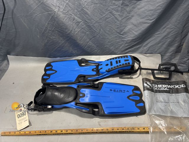 Lot 83-0090 - Sherwood Scuba Professional Dive Fins