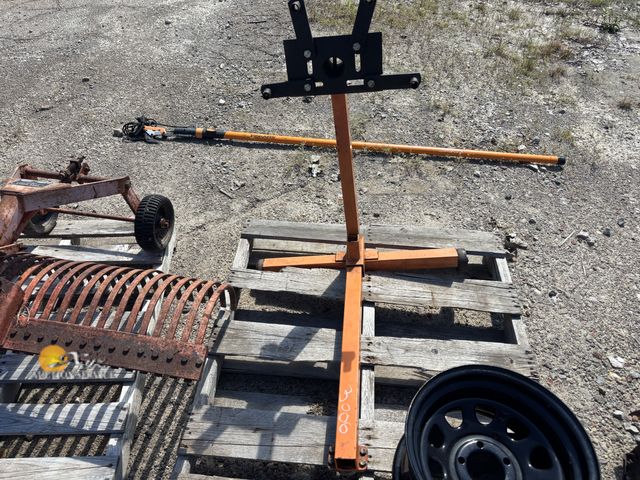 Lot 83-3006 - Engine Stand