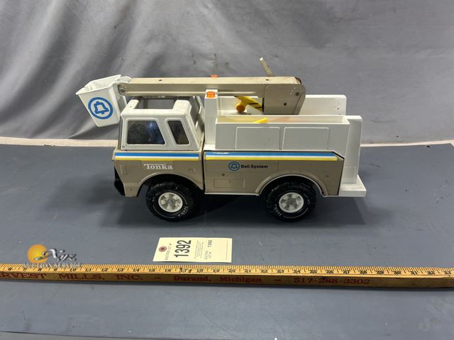 Lot 83-1392 - Vintage Tonka Bell Bucket Truck