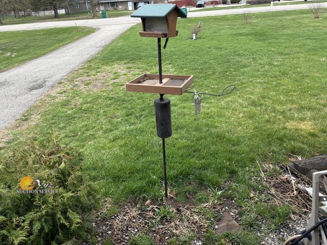 Lot 83-1018 - Wild Birds Unlimited Bird Feeder