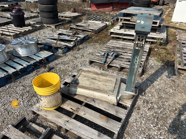 Lot 83-1022 - Vintage Fairbanks Platform Floor Scale