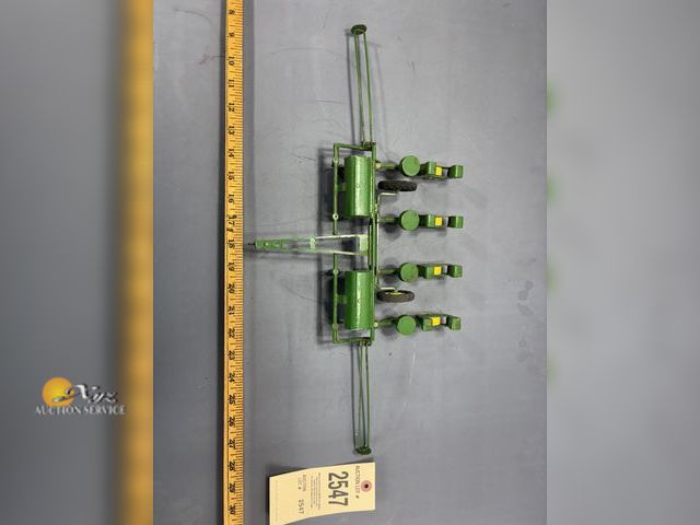 Lot 83-2547 - 1/16 Scale Vintage John Deere 495 Planter