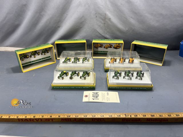 Lot 83-1404 - John Deere 1/64 Tractor Set