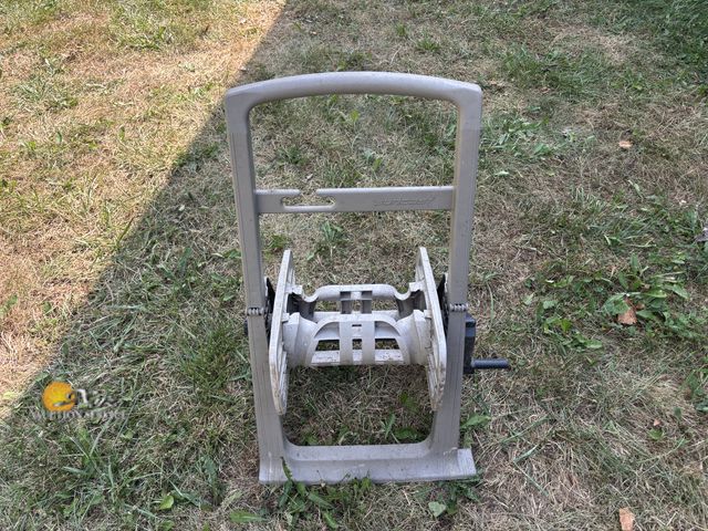 Lot 83-1046 - Plastic Hose Reel