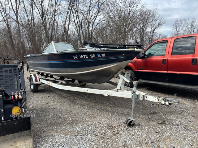 Lot 83-1027 - Blue Fin Sportsman Fishing Boat