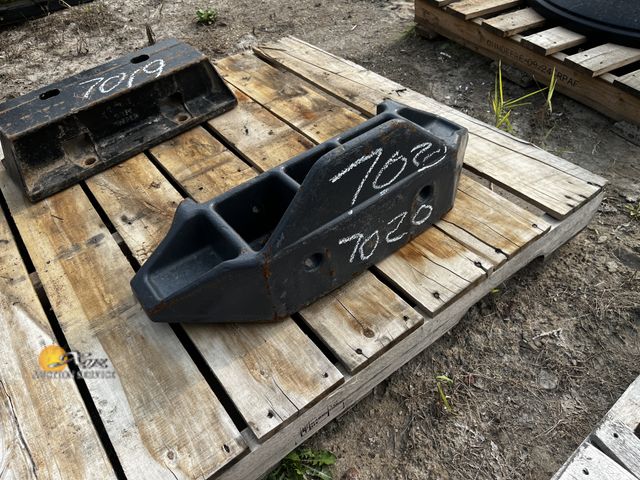 Lot 83-7020 - Kubota Weight Bracket