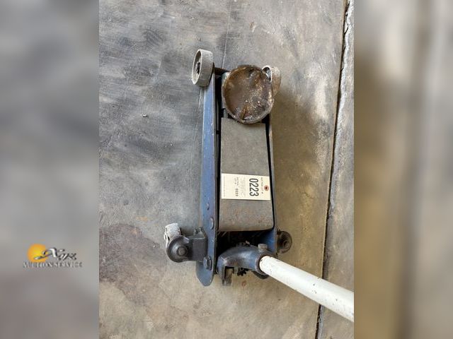 Lot 83-0223 - Floor Jack