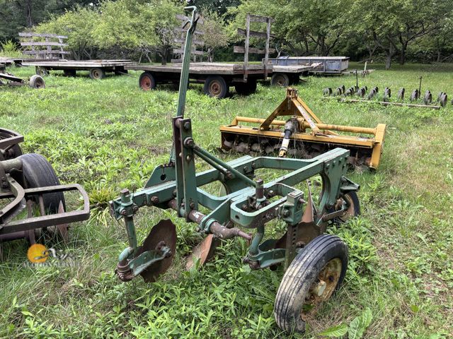 Lot 83-9009 - John Deere 2 Bottom Plow