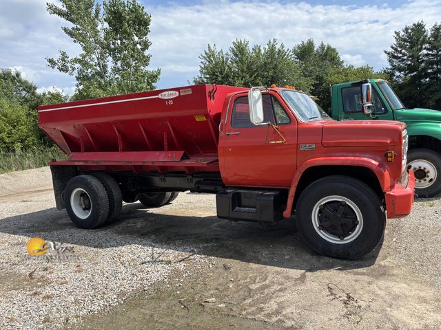 Lot 83-1002 - 1975 GMC V8-366 Spreader Truck