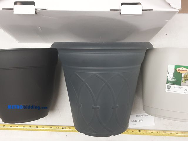 Lot 88-484545 - Lot of 3 plastic planters