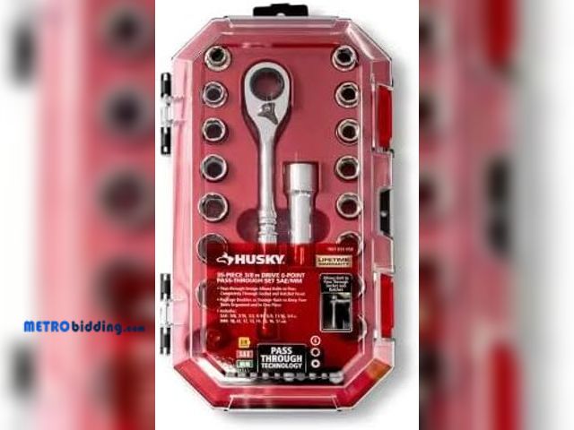 Lot 88-493959 - Husky 3/20.3 cm Drive 6-Point Pass-Thru Ratchet and Socket Set (35-Piece), ratchet need repair