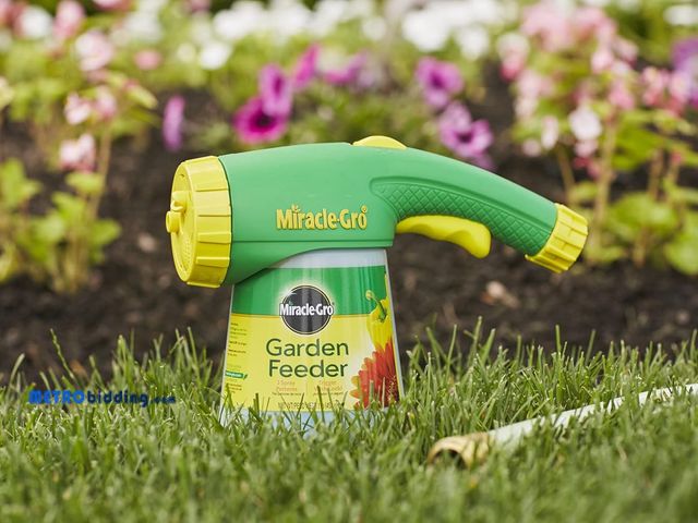 Lot 88-498300 - Miracle-Gro Garden Feeder with Water Soluble All Purpose Plant Food, 1 lb