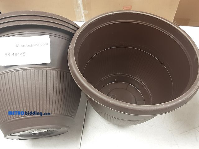 Lot 88-484451 - (4) 12 inch plastic resin planter with drillable hole
Color Bark Brush