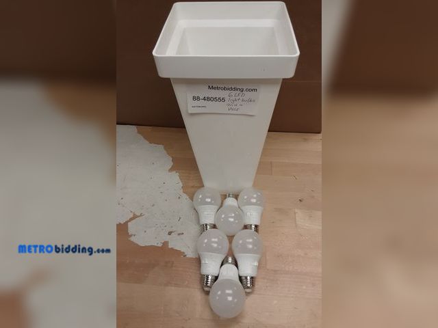 Lot 88-480555 - Mixed 6 Led light bulbs and a vase