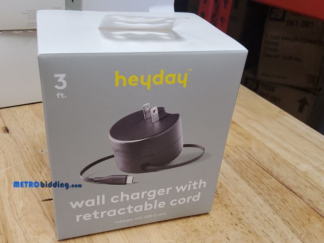 Lot 88-506716 - Wall Charger with Retractable 3' USB-C Cable - heyday Black