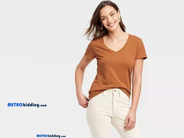 Lot 88-500033 - Women's Short Sleeve V-Neck T-Shirt - Universal Thread™, Size 2X