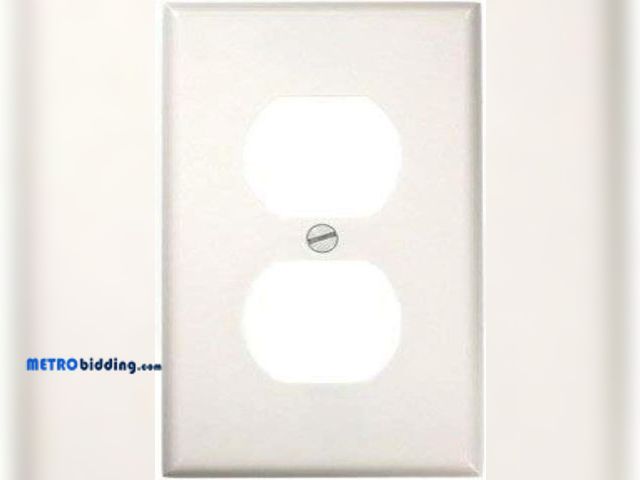 Lot 88-506316 - Leviton 88003 1-Gang Duplex Device Receptacle Wallplate, Standard Size, Thermoset, Device Mount, 20-...