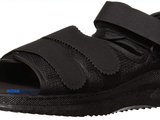Lot 88-502156 - Darco Med-Surg Shoe Black Square-Toe Women's, Small