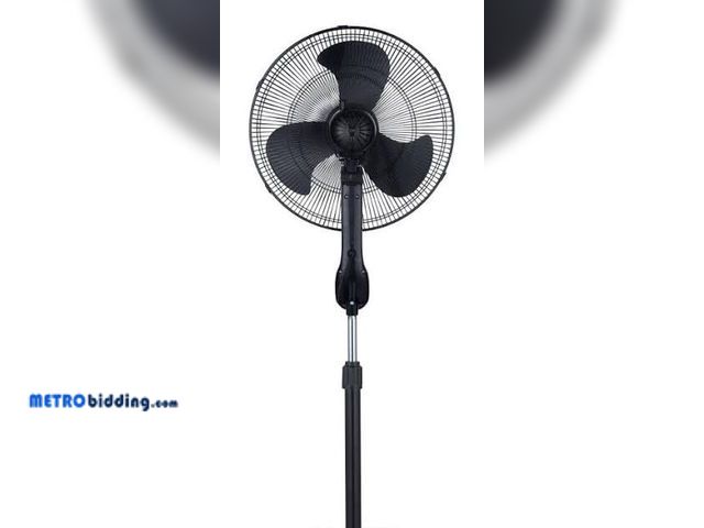 Lot 88-482528 - Utilitech 18-in Indoor Oscillating Pedestal Fan, in Black with Remote