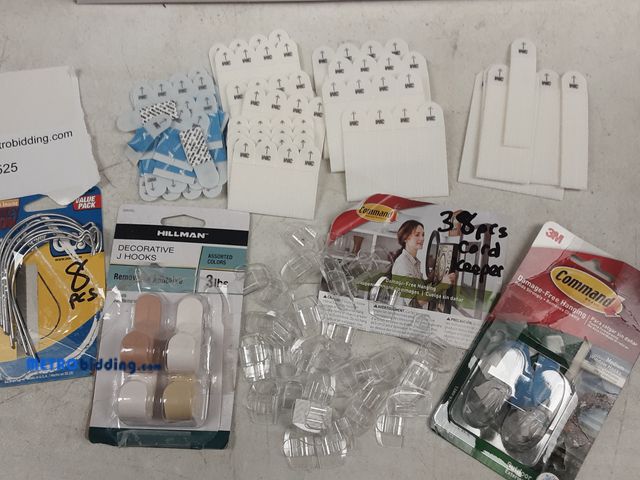 Lot 88-484526 - Set of various Wall hangers / cord keepers and command strips
