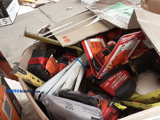 Lot 88-501278 - Large Box of Milwaukee tape Measures Used and broken, see pictures