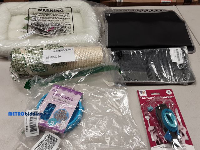 Lot 88-483284 - Lot of mixed cat items.
Scratch post, bed liner, cat litter mat, slow feed bowl, toy.
See pictures.