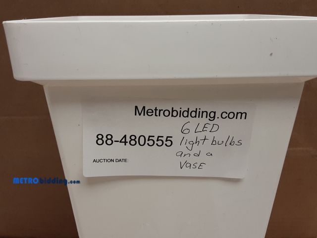 Lot 88-480555 - Mixed 6 Led light bulbs and a vase