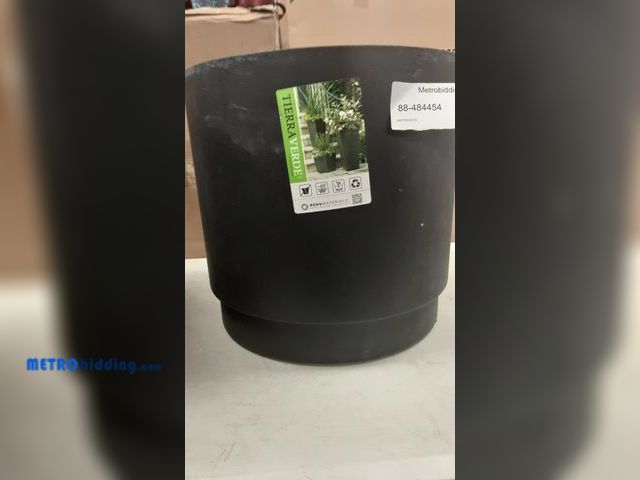 Lot 88-484454 - 5 gallon self watering planter
Black