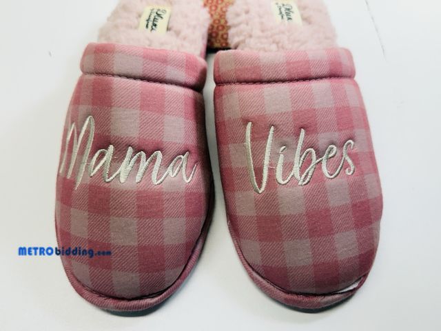 Lot 88-481266 - DLuxe by Dearfoams Mama Vibes Pink Plaid Memory Foam Slippers  size M
