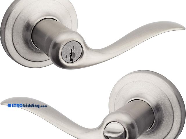 Lot 88-492001 - Kwikset Tustin Entry Door Handle with Lock and Key, Secure Keyed Reversible Lever Exterior, For Fron...