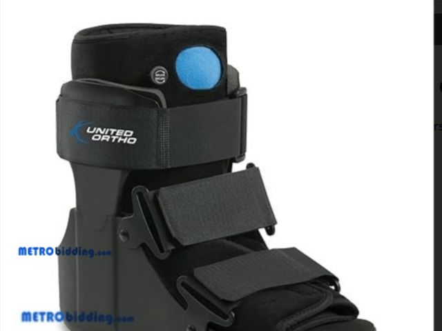 Lot 88-483013 - United Ortho USA14115 Short Air Cam Walker Fracture Boot, Medium, Black