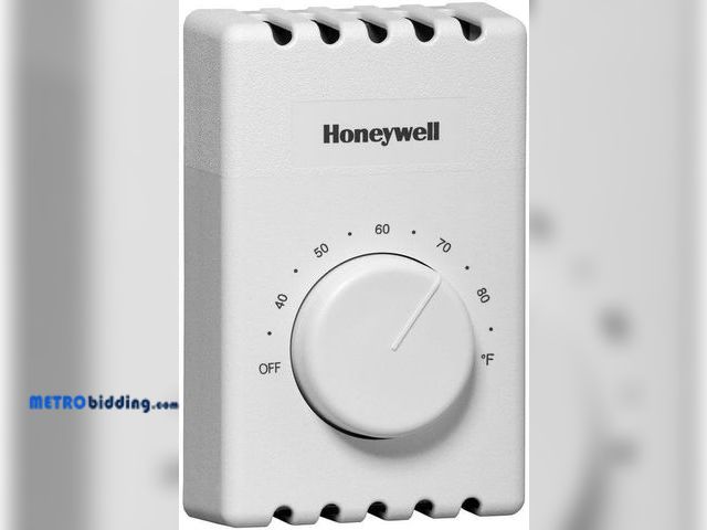 Lot 88-495387 - Honeywell Home CT410B Manual 4 Wire Premium Baseboard/Line Volt Thermostat CT410B1017