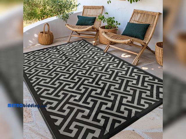Lot 88-498286 - Waterproof Outdoor Rug 4x6 ft, Reversible Plastic Straw Rug, Easy to Clean Patio Rug, Portable Carpe...