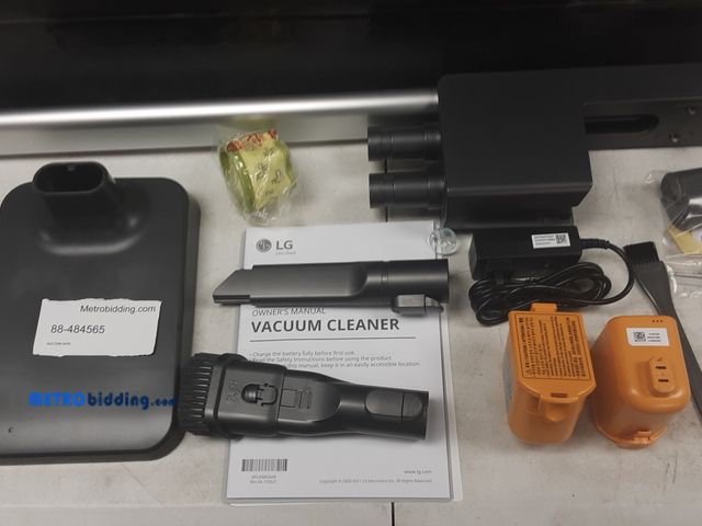 Lot 88-484565 - 2 batteries, charging stand and accessories for LG Cord Zero
Filter, cord, crevice and brush attachm...