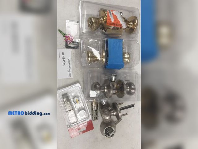 Lot 88-484535 - Set of indoor door handle sets and miscellaneous parts