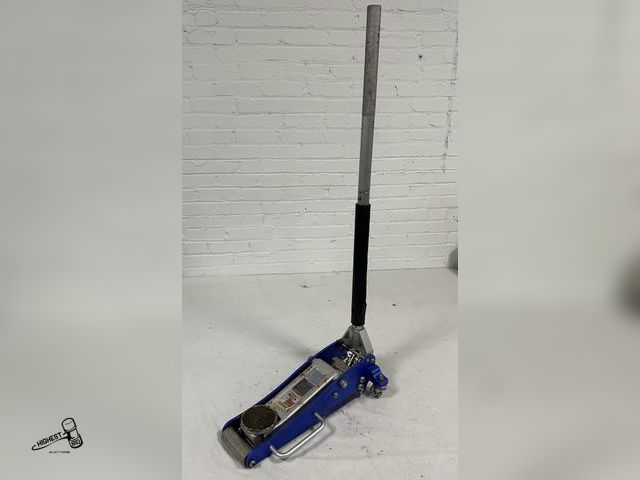 Lot 91-7650 - PITTSBURG RACING 1.5 TON FLOOR JACK WITH RAPID PUMP