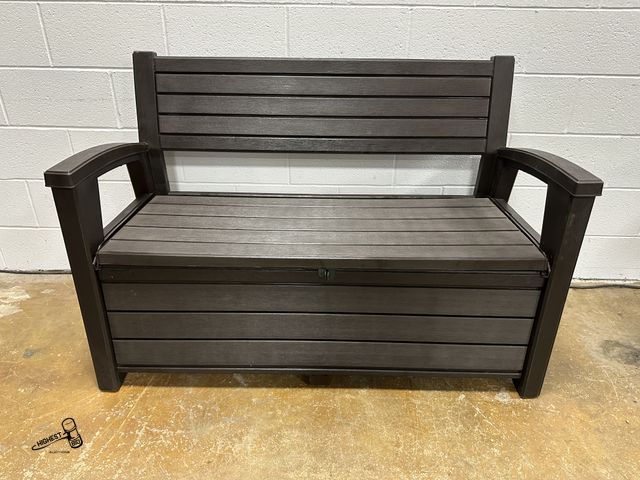 Lot 91-9799 - KETER HUDSON OUTDOOR BACKYARD PATIO STORAGE BENCH 60 GALLON PLASTIC DECK BOX, BROWN