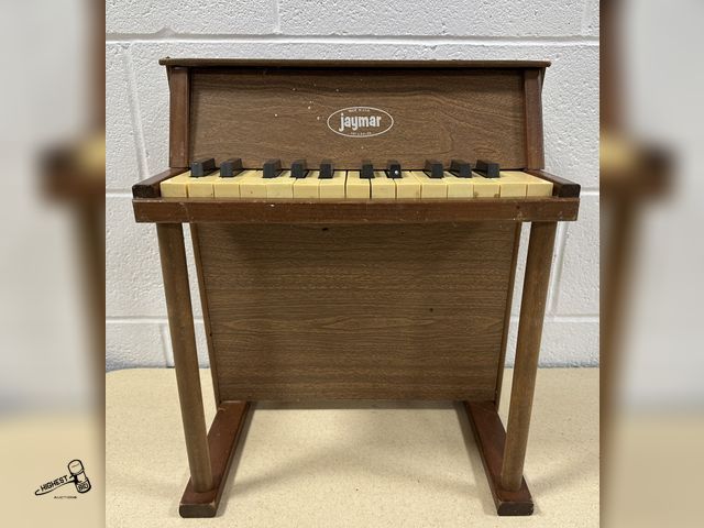 Lot 91-10294 - VINTAGE WOODEN JAYMAR 25-KEY CHILDRENS UPRIGHT TOY PIANO
