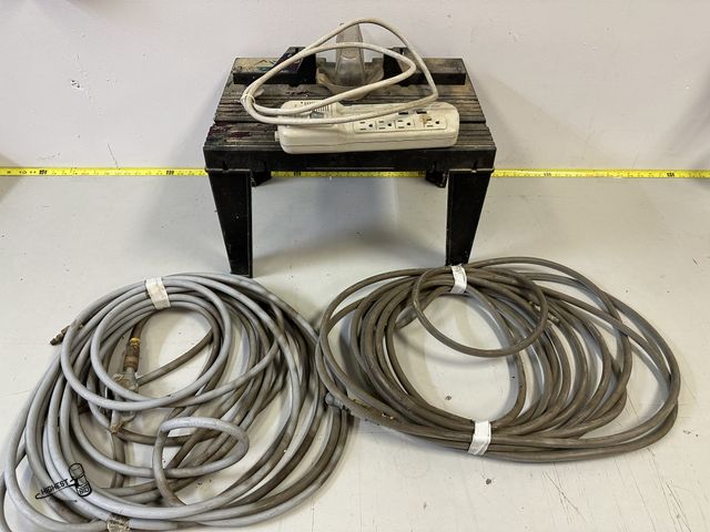 Lot 91-6456 - 2 AIR HOSES WITH AIR CHUCK AND BLOWER NOZZLE, 8 PLUG SURGE PROTECTOR, AND A ROUTER TABLE
