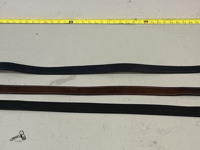 Lot 91-9688 - 3 LEATHER BELTS: 1 BLUE TOMMY HILIFIGURE SIZE 38, 1 LEVIS BLACK LEATHER REVERSIBLE BROWN SIZE 38, 1 ...