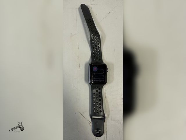 Lot 91-7807 - APPLE WATCH SERIES 3 powered up and reset