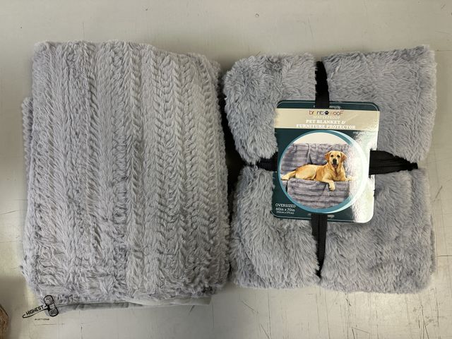 Lot 91-9545 - BRENTWOOF WATERPROOF PET BLANKET AND FURNITURE PROTECTOR 60 IN X 70 IN LIKE NEW CONDTION COMES WITH ...