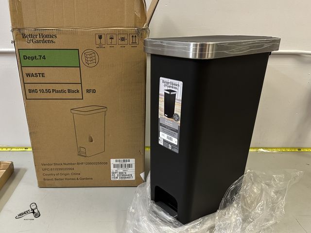 Lot 91-9424 - BETTER HOMES &amp; GARDENS 13 GALLON STEP CAN GREAT FOR ANIMAL FOOD OR TRASH - NEW IN BOX