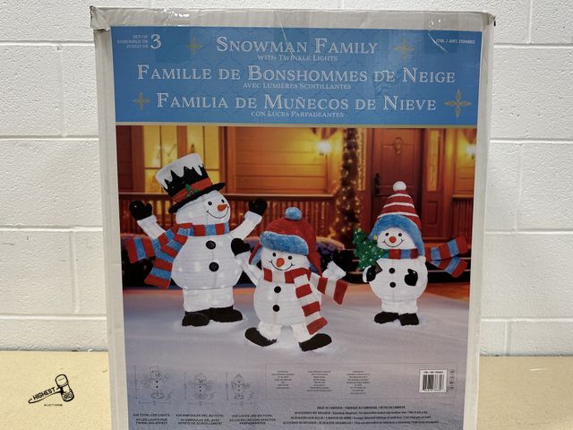 Lot 91-10538 - SNOWMAN FAMILY WITH TWINKLE LIGHTS SET OF 3 AS SHOWN ON BOX